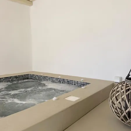 Nicolia Sea View, Jacuzzi, Walk To Centre شقة